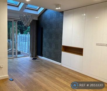 4 bedroom semi-detached house to rent - Photo 4