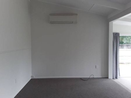 Bright & Convenient Ã¢Â€Â“ Walk to Town! - Photo 4