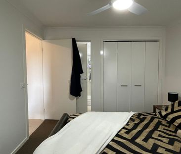 Spacious 3 bedroom home in the highly sought after Parkhead Circuit... - Photo 2