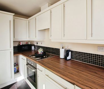 Flat to rent on - Photo 1
