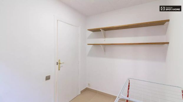 Rooms for rent in 5-bedroom apartment in El Raval - Foto 1