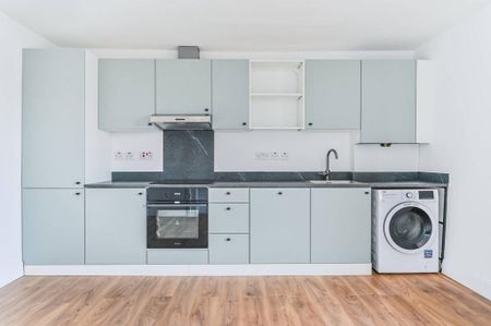 3 bedroom flat to rent - Photo 4