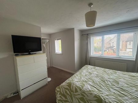 Gatley Drive, Guildford, Surrey, GU4 - Photo 2