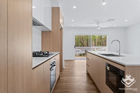 Brand New Two-Level 4 Bedroom Townhouse for Rent - Photo 4