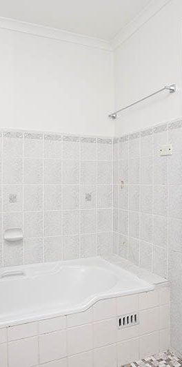 Wonderful 2 bedrooms freshly painted , level 2 full brick unit!! - Photo 1