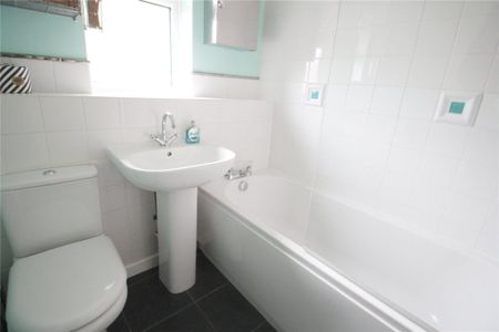 2 Bedroom House - Cherry Gardens, Bishops Waltham - Photo 2