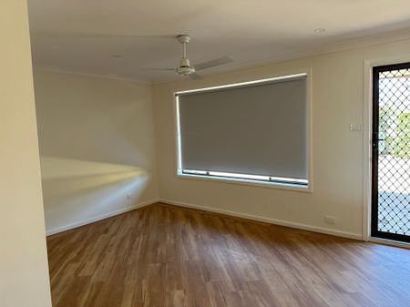 Family home with large shed! - Photo 4