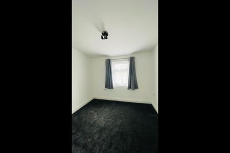 3 Bed Flat, East Ham, E6 - Photo 2