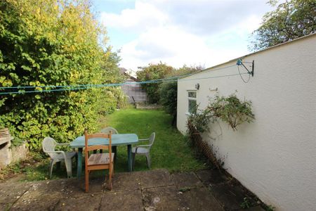 1 bedroom in a house share to rent - Photo 4