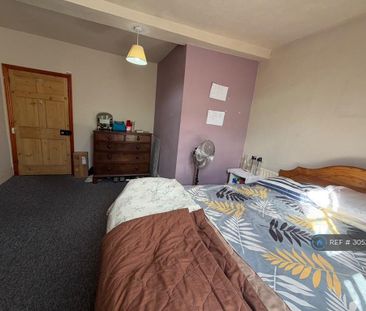 3 bedroom flat to rent - Photo 4