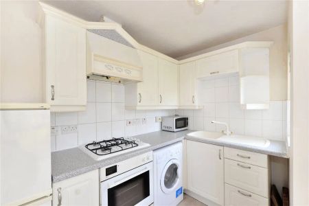 3 bedroom house in London - Photo 3