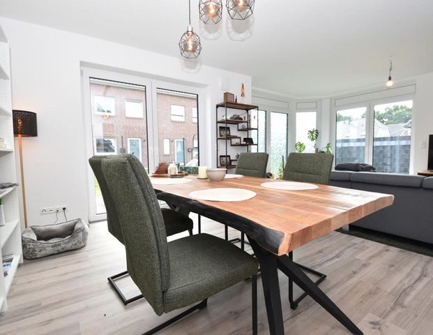 Neuwertige Doppelhaushälfte mit Einbauküche und Carport im Stadtteil Krusenbusch der Stadt Oldenburg - Photo 1