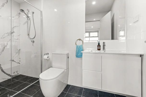 “Modern Executive Living with Blue Mountains Views” - Photo 1