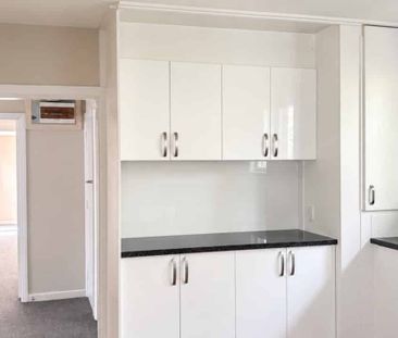 Handy Location - 2 bedroom + study or an additional bedroom. - Photo 3