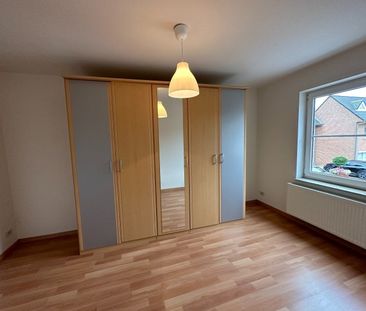 Centraal gelegen, lichtrijke woning met drie slaapkamers en garage - Foto 1