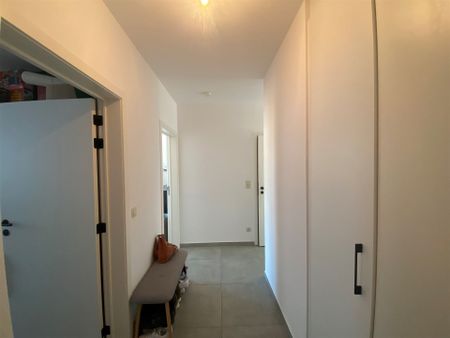 Appartement met 2 slaapkamers, terras en autostaanplaats. - Foto 3