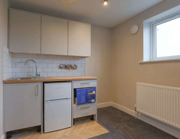 Oxclose Room 3 - Photo 1