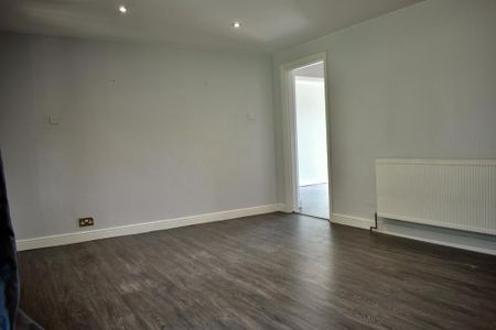 3 bedroom end of terrace house to rent - Photo 4
