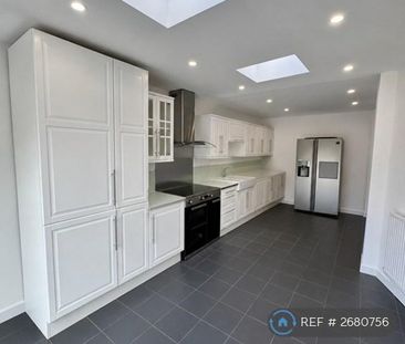 3 bedroom end of terrace house to rent - Photo 4