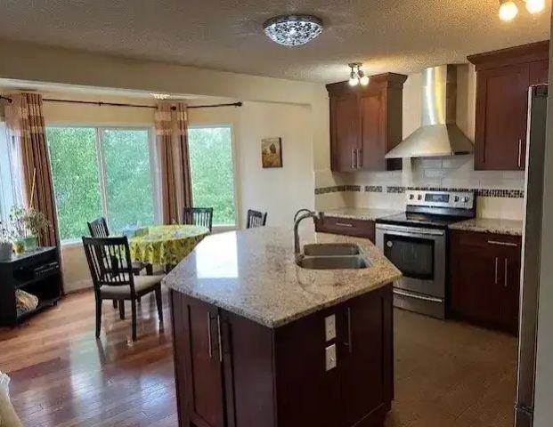 Elegant and bright house for rent | Calgary - Photo 1