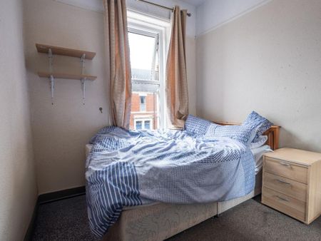 3 bedroom flat to rent - Photo 3