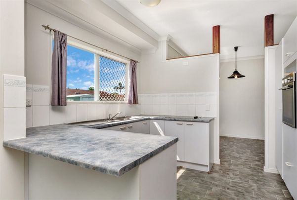 CHARMING 3 BEDROOM 1 BATHROOM HOME - Photo 1