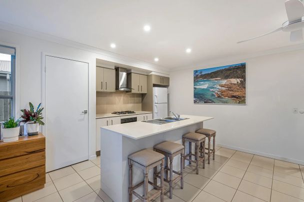 Spacious & Stylish Family Home in Parklakes - Photo 1