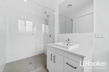 FULLY AIR CONDITIONED - SOLAR PANELS - PARTIALLY FURNISHED! - Photo 4