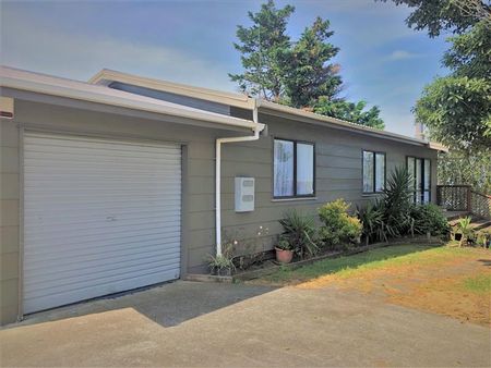 Unit 2, 45 Templeton Place, Clendon Park, Auckland - Photo 2