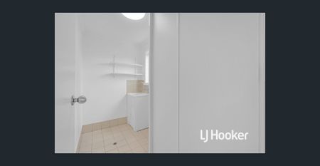 FRESH PAINT. NEW CARPET. 3 BED LOW-MAINT HOME WITH DUCTED HEAT & COOL!!! - Photo 4