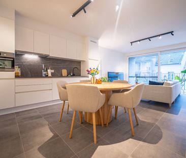 DEINZE - Prachtig nieuwbouwapp. met 2 SLPK, terras én parkeerplaats - Foto 2