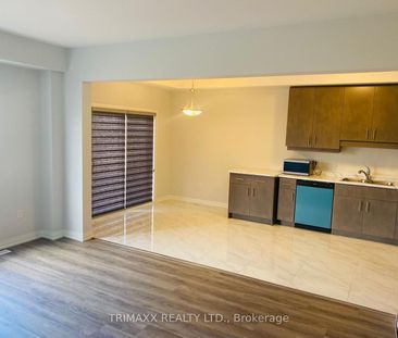 Townhouse For Lease | X8120018 - Photo 4