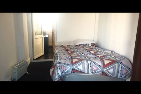 4 Bed Semi-Detached House, Tenby Avenue, HA3 - Photo 2