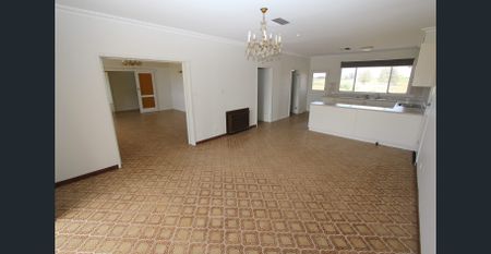 Comfortable & Spacious Family Living, 10km from Swan Hill - Photo 5