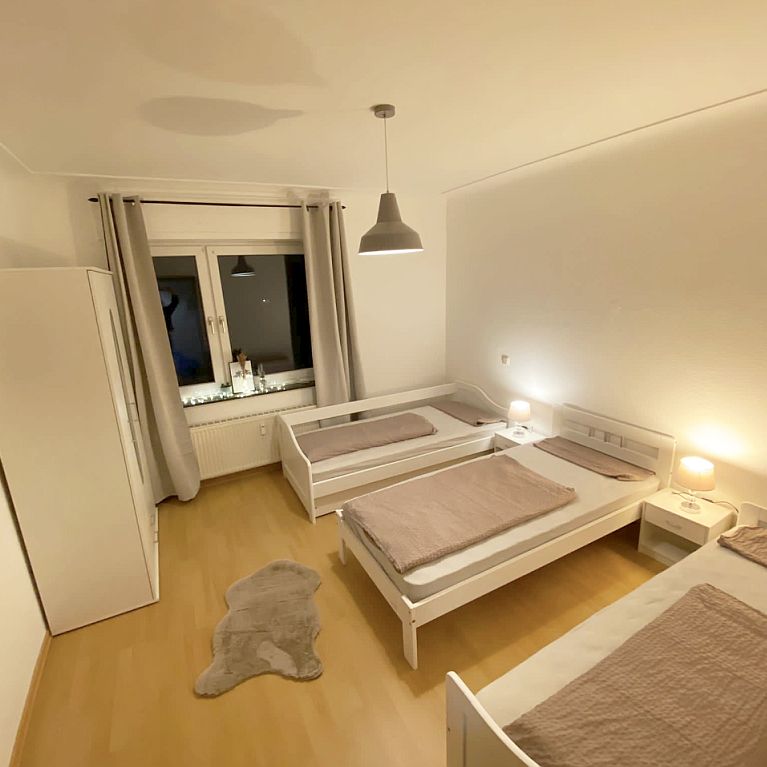Modern möblierte Wohnung mit 2 Schlafzimmern in Bergheim - Photo 1