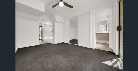 MODERN 3 STOREY TOWNHOUSE METRES FROM GLADSTONE HOSPITAL & CLOSE TO CBD! - Photo 5