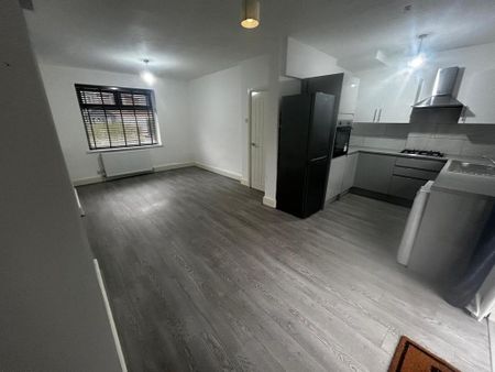 3 bedroom semi-detached house to rent - Photo 4