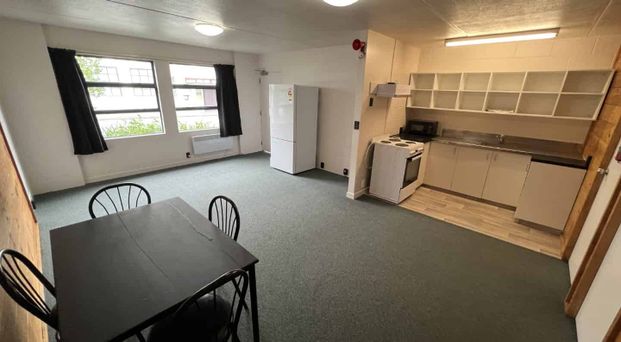 WELL PRESENTED APARTMENT IN A FABULOUS LOCATION - Photo 1