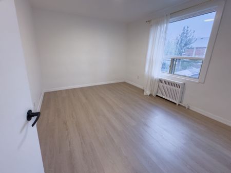 For Lease - 896 Eglinton Avenue Unit# 210, Toronto, Ontario - Photo 3