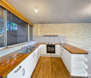 Spacious & Convenient 3 Bedroom Townhouse in a Leafy Setting - Photo 3