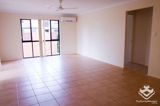 Spacious 3 bedroom villa in great location - Photo 1