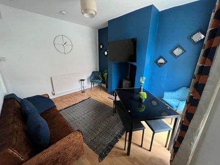 4 bedroom end of terrace house to rent - Photo 2