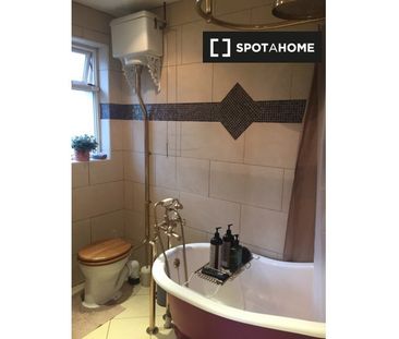 Room in 5-bedroom apartment in Churchtown, Dublin - Photo 6