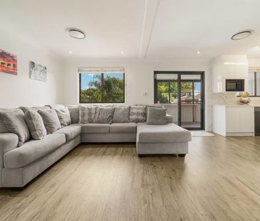 FAMILY COMFORT & CONVENIENCE IN THE HEART OF LEUMEAH !!! - Photo 2