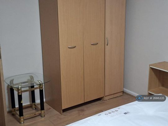 1 bedroom in a flat share to rent - Photo 1