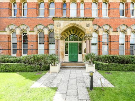 Flat to rent on - Photo 2