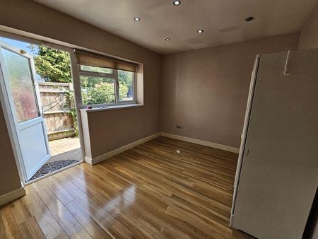 4 bedroom terraced house to rent - Photo 4