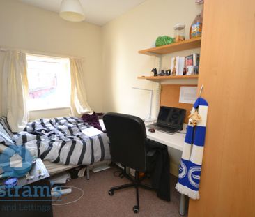 References Pending - 4 bed Semi-Detached House - Photo 4