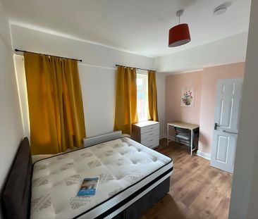 4 bedroom terraced house to rent - Photo 3