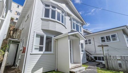 Large five bedroom villa - available 20th Jan - Photo 4